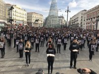 Unos 400 activistas reivindican los derechos de los animales en Madrid con fotografías de maltrato animal