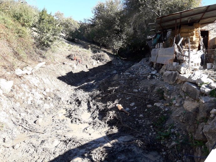 Arroyo cauce limpieza (ya limpiado) antequera málaga aljibe mejora piedras inund