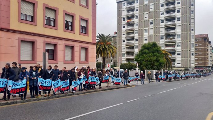 Cadena humana en Pontevedra contra la autorización ambiental a Elnosa