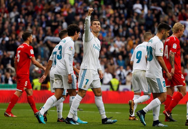 Cristiano Ronaldo celebra su quinto Balón de Oro con un doblete al Sevilla