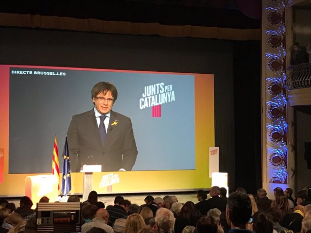 Carles Puigdemont en un acto de campaña de JuntsxCat