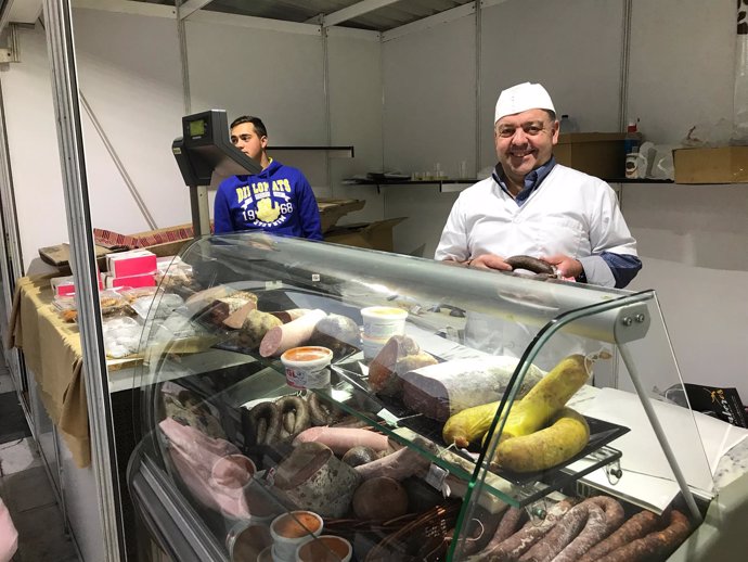 Carnicería GL 'El Pavero' y Panadería 'Javi y Raúl' comparten stand en la feria.