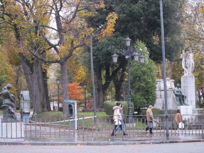 El Parque San Francisco cerrado al paso por riesgo de vientos fuertes en Oviedo