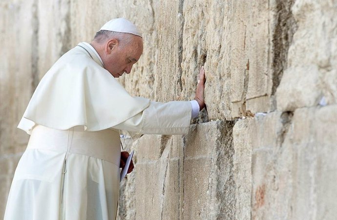 El Papa Francisco reza frente al Muro de las Lamentaciones en Jerusalén