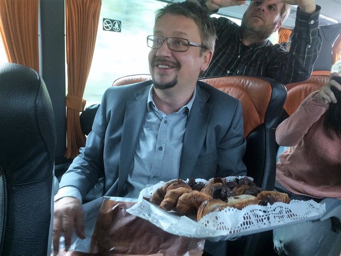 Xavier Domènech en el autobús de campaña