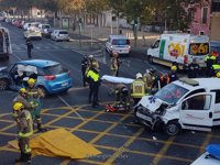 Cinco heridos tras el accidente entre un turismo y una ambulancia en Sevilla