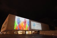 Las Cortes proyectan en una fachada un dibujo para conmemorar el Día Internacional de los Derechos Humanos