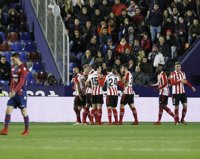 Athletic y Málaga se dan un respiro ante Levante y Real Sociedad