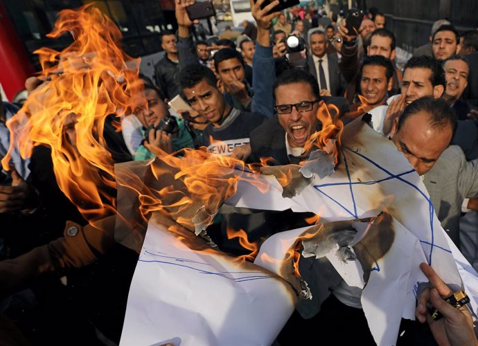 Manifestantes queman una bandera de Israel durante una protesta en Berlín.