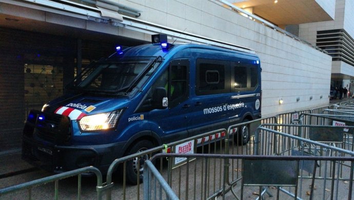 Furgoneta dels Mossos davant el Museu de Lleida durant l'operació Sixena