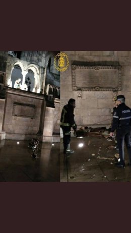 Unos agentes de la Policía de Burgos retiran la imagen
