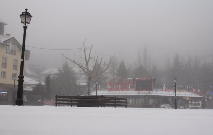 Nieva en la urbanización de Pradollano de Sierra Nevada