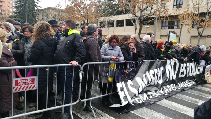Concentrats enfront del Museu de Lleida durant l'operació Sixena