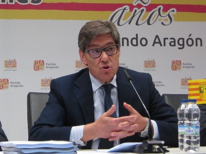 El president del PAR, Arturo Aliaga, en roda de premsa a Saragossa