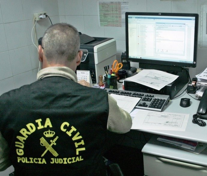 "La Guardia Civil Detiene A Tres Personas Que Falsificaban Documentos Para Justi