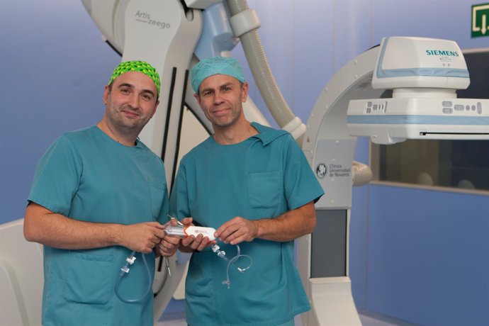 Los doctores Ignacio Leal y Lukasz Grochowicz