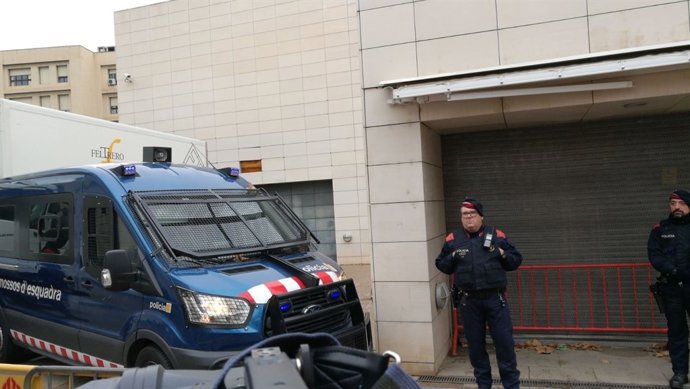 Operació Sixena davant el Museu de Lleida