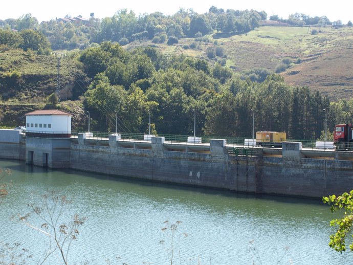 Pantano y presa del Ebro     