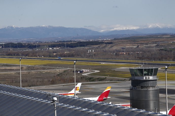 Aeropuerto de Barajas, avión, aviones, hub de Iberia (aviones apostados)  vistas