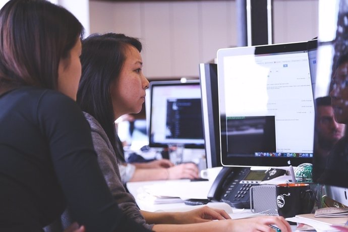 Jóvenes en una oficina