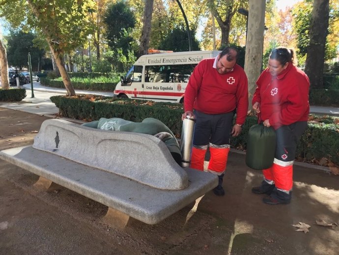 Voluntarios de Cruz Roja atienden a una persona sin hogar en Granada