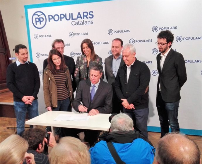 Xavier Garcia Albiol (PP) signa un 'contracte amb els catalans' pel 21D