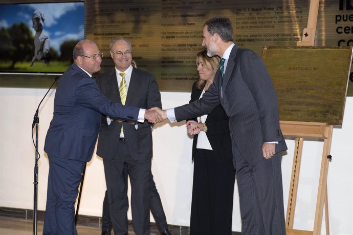 El alcalde de Jaén, Javier Márquez, saluda al rey en el Museo Íbero