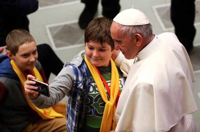 Un niño se hace un selfie con el Papa Francisco
