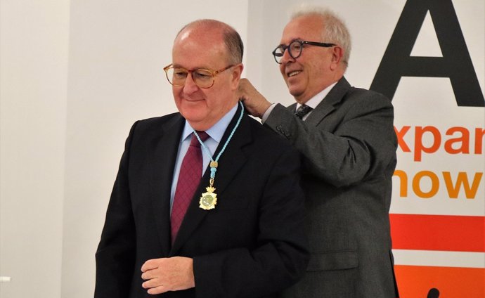 Medalla de honor a Asoc. De Ingenieros Industriales de Andalucía Occidental.