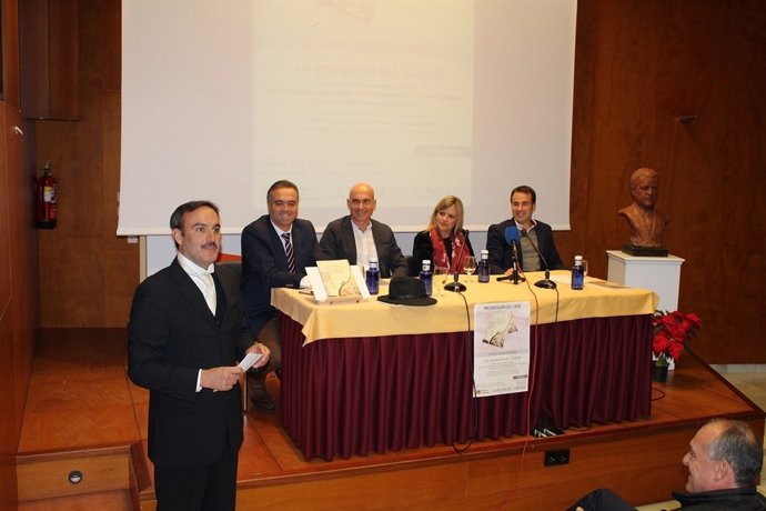 Presentan un libro sobre la conferencia de Manuel Siurot sobre El Quijote. 