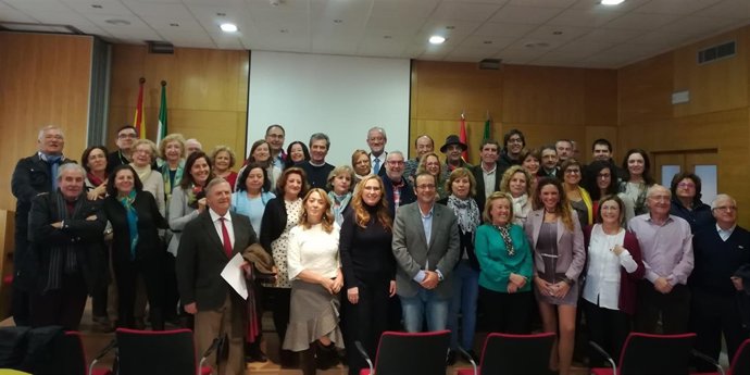Luna (centro), durante el acto de homenaje a los profesionales jubilados