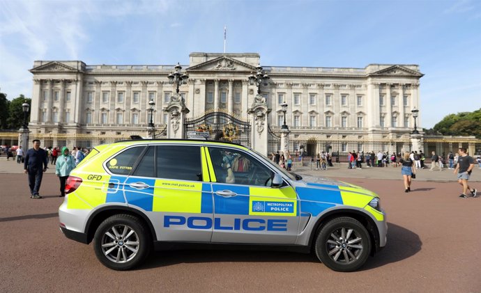 Coche de Policía frente al Palacio de Buckingham