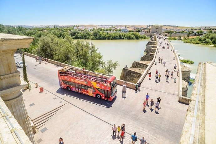 Bus de City Sightseeing en el entorno del Puente Romano de Córdoba