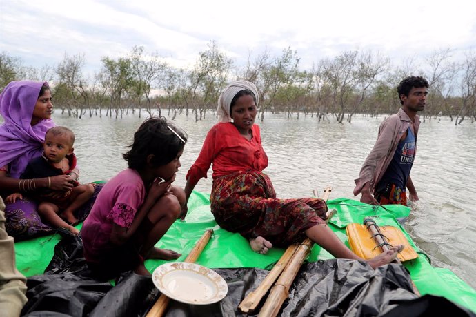 Refugiados rohingya llegando a Bangladesh 