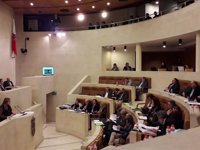 El Parlamento de Cantabria pide la equiparación salarial de Policía Nacional y Guardia Civil