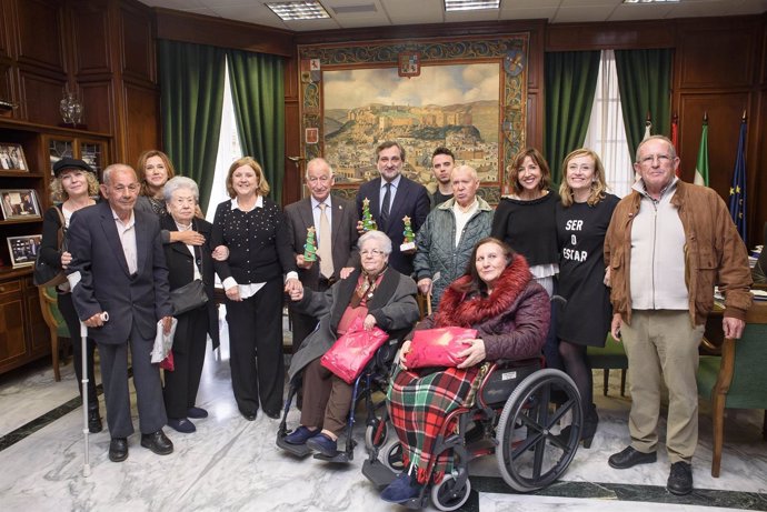 Un grupo de usuarios de la Residencia Asistida visitan la Diputación.
