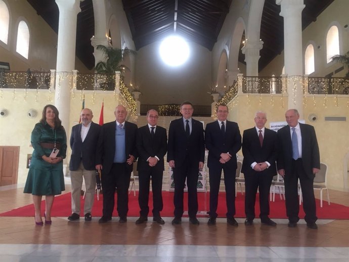 Ximo Puig, cuarto por la derecha, junto a Toni Mayor (quinto)