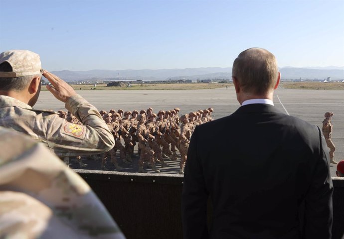 El presidente ruso Vladimir Putin pasa revista a militares rusos en Siria