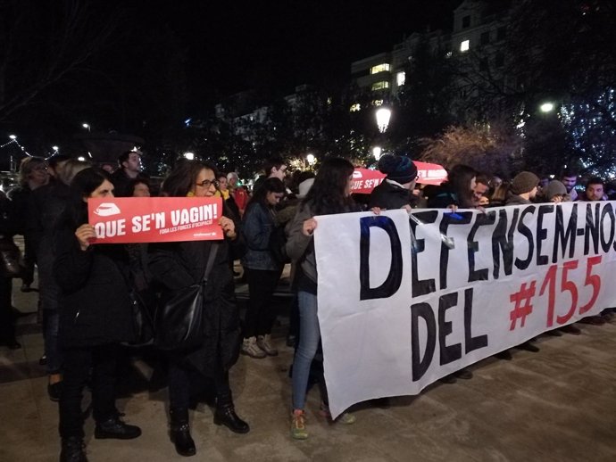 Unas 300 personas protestan ante la Paeria de Lleida por la operación Sijena