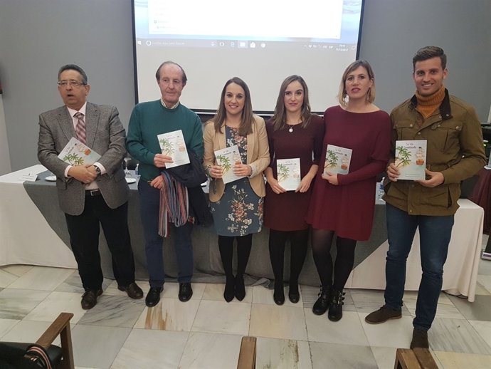 La autora y la diseñadora con las autoridades en la presentación del libro