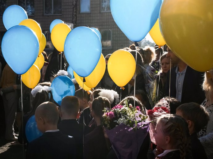 Un grupo de escolares durante una ceremonia de inicio del curso en Kiev.