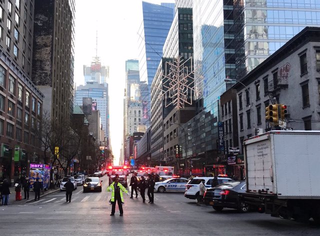 La Policía y los bomberos investigan la explosión en Nueva York.