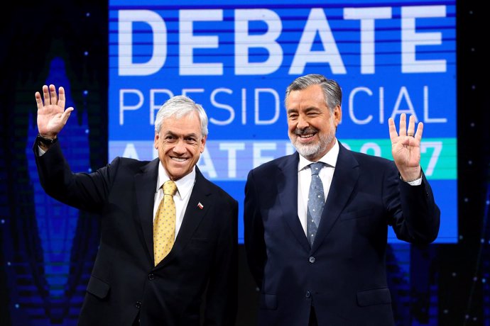 Sebastián Piñera y Alejandro Guillier durante un debate