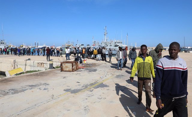 Migrantes llegan a una base naval en Trípoli tras ser rescatados por guardacosta