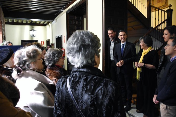 Alcalá De Henares: El Ayuntamiento De Alcalá De Henares Abre Sus Puertas Para Ce