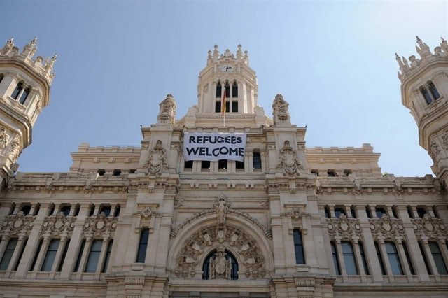 Pancarta de Welcome Refugees en el Ayuntamiento de Madrid