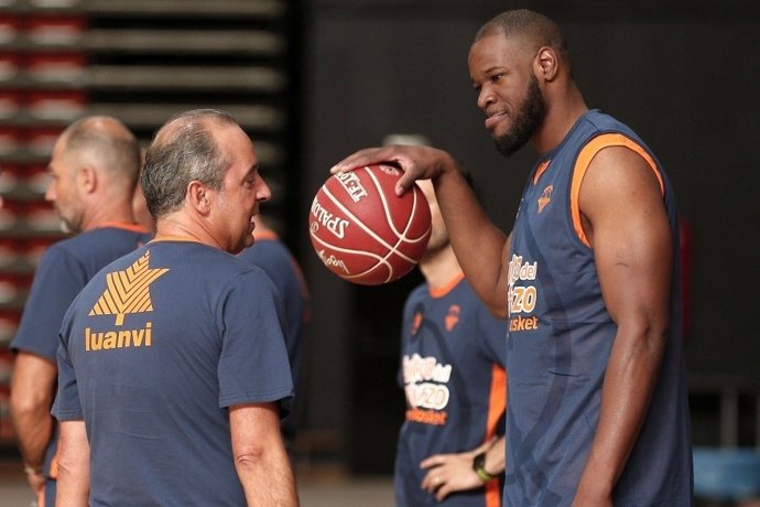 Latavious Williams habla con Vidorreta (Valencia Basket)