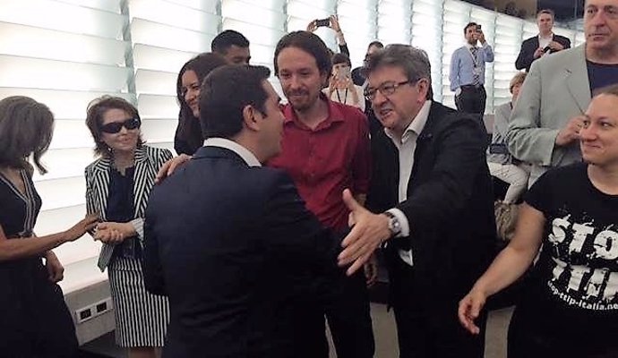 Alexis Tsipras, Pablo Iglesias y Jean-Luc Mélenchon se saludan