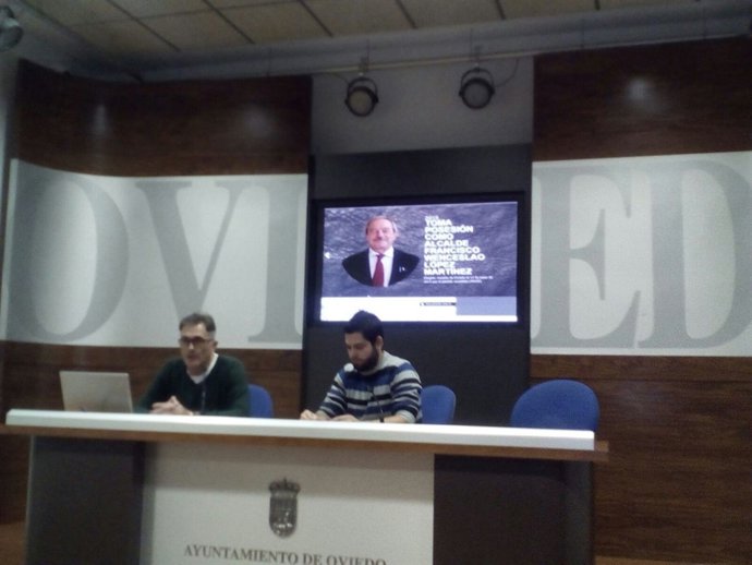 Rubén Rosón, con una de las capturas de la aplicación de fondo. 