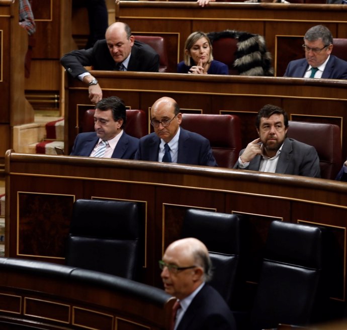 Cristóbal Montoro pasando ante Aitor Esteban y diputados del PNV